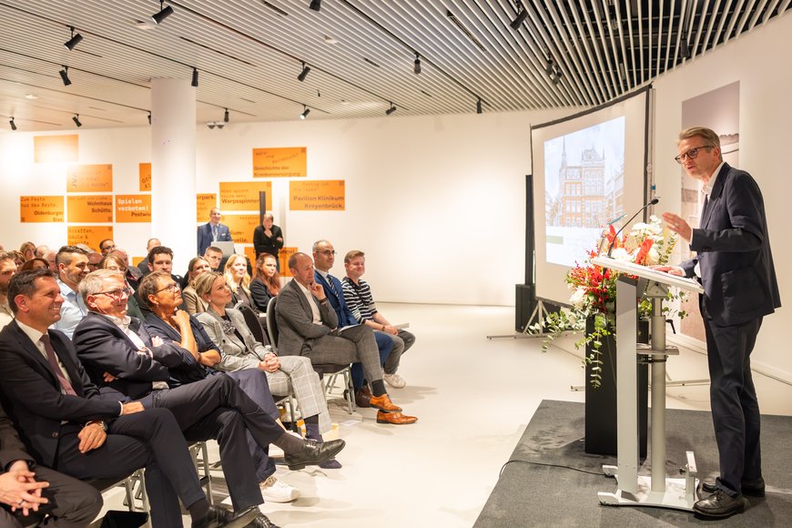 Auch Dr. Jan Arning, Hauptgeschäftsführer des Niedersächsischen Städtetages, sprach zu Jürgen Krogmann und den Gästen. Foto: Sascha Stüber