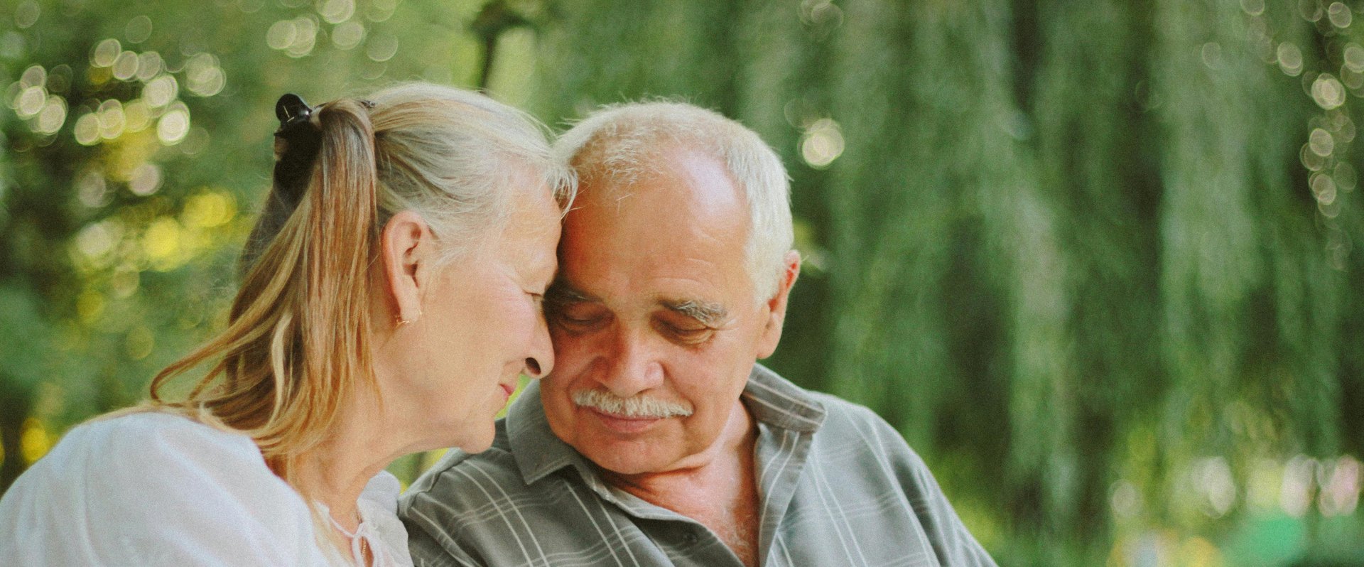 zwei ältere Menschen auf einer Parkbank. Foto: Daria/Pexels