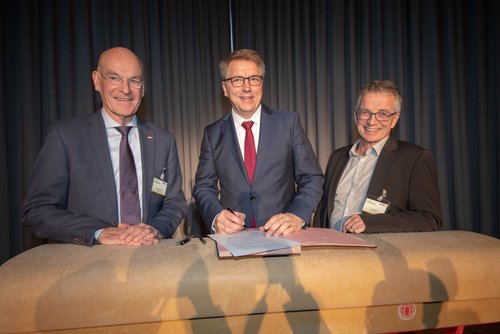 Vertragsunterzeichnung am Seitpferd: (von links) NTB-Präsident Heiner Bartling, Oberbürgermeister Jürgen Krogmann und NTB-Vizepräsident Lutz Alefsen. Foto: Sascha Stüber