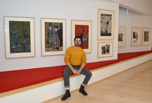 Volontär und Kurator Alexander Duschek in der neugestalteten Dauerausstellung. Foto: Horst-Janssen-Museum