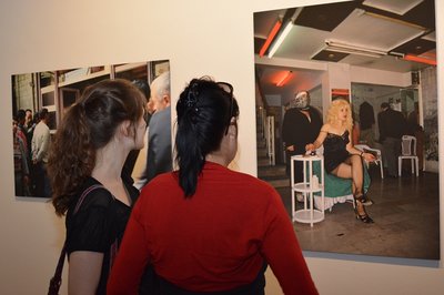Besucherinnen vor einem Werk von Sükran Moral. Foto: Edith-Russ-Haus