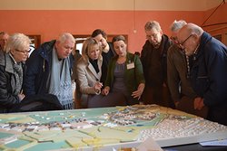 Julia Masurkewitz-Möller erklärt Bürgerinnen und Bürgern ein Modell. Foto: Stadt Oldenburg Julia Masurkewitz-Möller erklärt Bürgerinnen und Bürgern ein Modell. Foto: Stadt Oldenburg