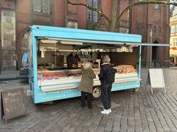 Der Fischwagen von Elke van Laaten auf dem Wochenmarkt auf dem Rathausmarkt. Foto: Stadt Oldenburg