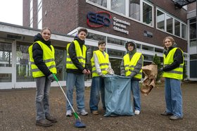 Schülerinnen und Schüler beteiligten sich an der Aktion „Oldenburg räumt auf“ und griffen zu Handschuhen und Abfallsäcken, um die Umwelt und naheliegende Wege zu reinigen. Foto: Sascha Stüber Schülerinnen und Schüler beteiligten sich an der Aktion „Oldenburg räumt auf“ und griffen zu Handschuhen und Abfallsäcken, um die Umwelt und naheliegende Wege zu reinigen. Foto: Sascha Stüber