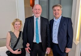 Michael Emschermann (Mitte) verabschiedete sich nach 24 Jahren als VWG-Chef im Beisein seiner Ehefrau in den Ruhestand. Oberbürgermeister Jürgen Krogmann wünschte ihm alles Gute. Foto: VWG