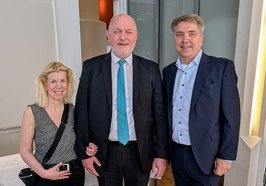 Michael Emschermann (Mitte) verabschiedete sich nach 24 Jahren als VWG-Chef im Beisein seiner Ehefrau in den Ruhestand. Oberbürgermeister Jürgen Krogmann wünschte ihm alles Gute. Foto: VWG