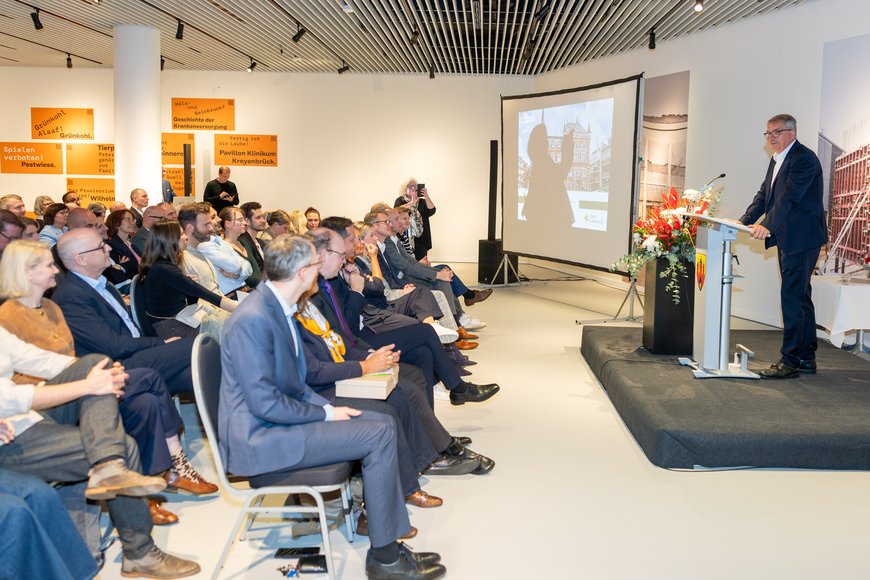 Blick auf Gäste und Jürgen Krogmann während seiner Ansprache. Foto: Sascha Stüber