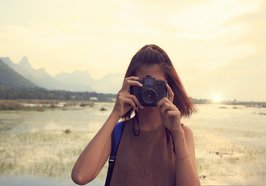 Frau, die schwarze Kamera hält. Foto: Porapak Apichodilok/Pexels
