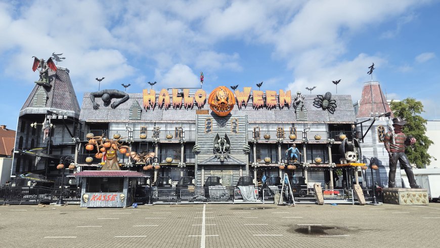 Der Aufbau der Geisterbahn „Halloween“ auf dem Kramermarkt am 19. September 2025. Foto: Stadt Oldenburg