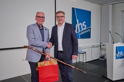 Mit sicherem Tritt in den Ruhestand: VHS-Geschäftsführer Andreas Gögel (links) wurde von Oberbürgermeister Jürgen Krogmann verabschiedet. Foto: Eiko Braatz