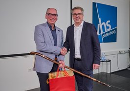 Mit sicherem Tritt in den Ruhestand: VHS-Geschäftsführer Andreas Gögel (links) wurde von Oberbürgermeister Jürgen Krogmann verabschiedet. Foto: Eiko Braatz