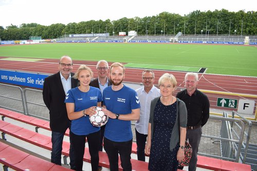 Einsatzort Stadion: Greta Prätsch und Nils Wach betreuen das Fanprojekt. Begleitet werden sie in ihrer Arbeit von Bernhard Freese (hinten, von links) und Christian Fritsch (Amt für Jugend und Familie) sowie Gerd Wagner (Koordinationsstelle Fanprojekte), Raimund Kropp (VfB-Fanbeauftragter) und Ulrike Heinrichs (Präventionsrat). Foto: Stadt Oldenburg