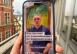 Video zum Ehrenamt auf einem Handy. Foto: Stadt Oldenburg