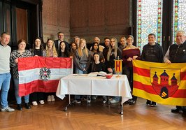Oberbürgermeister Jürgen Krogmann (hinten, 1. von links) empfing im Rathaus eine Delegation der Cloppenburger BBS am Museumsdorf und ihrer österreichischen Partnerschule, der HLW Fohnsdorf. Foto: Stadt Oldenburg