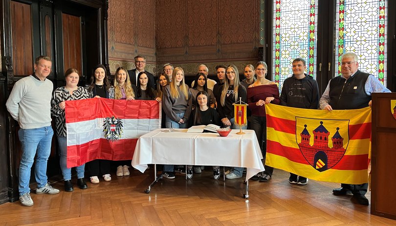 Oberbürgermeister Jürgen Krogmann (hinten, 1. von links) empfing im Rathaus eine Delegation der Cloppenburger BBS am Museumsdorf und ihrer österreichischen Partnerschule, der HLW Fohnsdorf. Foto: Stadt Oldenburg