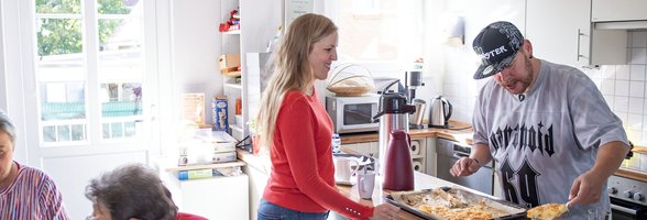 Michael S. beim Schichtwechsel im Stadtteiltreff Dietrichsfeld. Foto: Nika Kramer/GWO