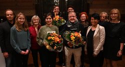 Richter und Kohm (Mitte, mit Blumen) mit Brettschneider (hinten mit Blumen), Bürgermeisterin N. Piechotta (ganz rechts), Z. Robina (dritte von rechts), C. Franz (dritte von links) sowie den Mitgliedern der Jury. Foto: Jörg Hemmen