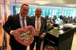 Bundesverteidigungsminister Boris Pistorius sprach vor rund 240 geladenen Gästen im Festsaal der Weser-Ems-Hallen. Schausteller-Chef Michael Hempen überreichte ihm ein großes Lebkuchen-Herz. Foto: Sascha Stüber Bundesverteidigungsminister Boris Pistorius sprach vor rund 240 geladenen Gästen im Festsaal der Weser-Ems-Hallen. Schausteller-Chef Michael Hempen überreichte ihm ein großes Lebkuchen-Herz. Foto: Sascha Stüber
