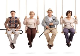 Seniorinnen und Senioren auf der Schaukel. Foto: Ljupco Smokovski/Adobe Stock