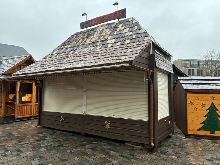 Stadt Oldenburg Die Zuckerbäckerei beim Aufbau auf dem Lamberti-Markt am 19. November 2025. Foto: Stadt Oldenburg