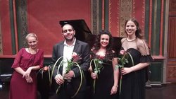 Die Gruppe „bMassoret Israel“ im Alten Gymnasium. Foto: Svetlana Kosyatova Drei Musikerinnen und ein Musiker, drei Personen halten eine Rose in den Händen. Foto: Svetlana Kosyatova
