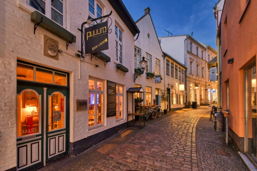 Blick in die Bergstraße in den frühen Abendstunden. Foto: Hans-Jürgen Zietz