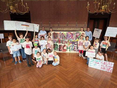 Kleine Stimmen eroberten das Rathaus: Rund 20 Kinder haben Oberbürgermeister Jürgen Krogmann im Alten Rathaus einen Besuch abgestattet und ihre Wünsche und Ideen präsentiert. Foto: Stadt Oldenburg Kleine Stimmen eroberten das Rathaus: Rund 20 Kinder, die sich im Rahmen einer Projektwoche in den Ferien mit dem Thema „Kinderrechte“ beschäftigt hatten, haben Oberbürgermeister Jürgen Krogmann im Alten Rathaus einen Besuch abgestattet und ihre Wünsche und Ideen präsentiert. Foto: Stadt Oldenburg