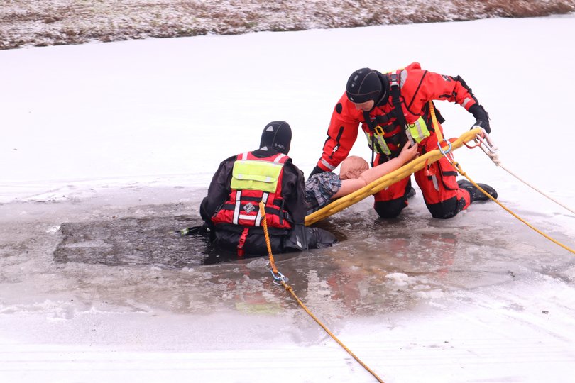 Freiwillige Feuerwehr und Berufsfeuerwehr simulierten die Rettung von Personen, die weit vom Ufer entfernt eingebrochen waren. Foto: Feuerwehr Oldenburg Freiwillige Feuerwehr und Berufsfeuerwehr simulierten die Rettung von Personen, die weit vom Ufer entfernt eingebrochen waren. Foto: Feuerwehr Oldenburg