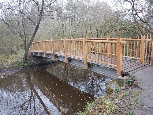 Diese Fußgängerbrücke in der Haarenniederung bekommt einen neuen Holzbohlenbelag. Foto: Stadt Oldenburg Foto: Stadt Oldenburg