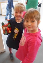 Kinder mit einer Holzskulptur von Otmar Alt. Foto: Stadt Oldenburg