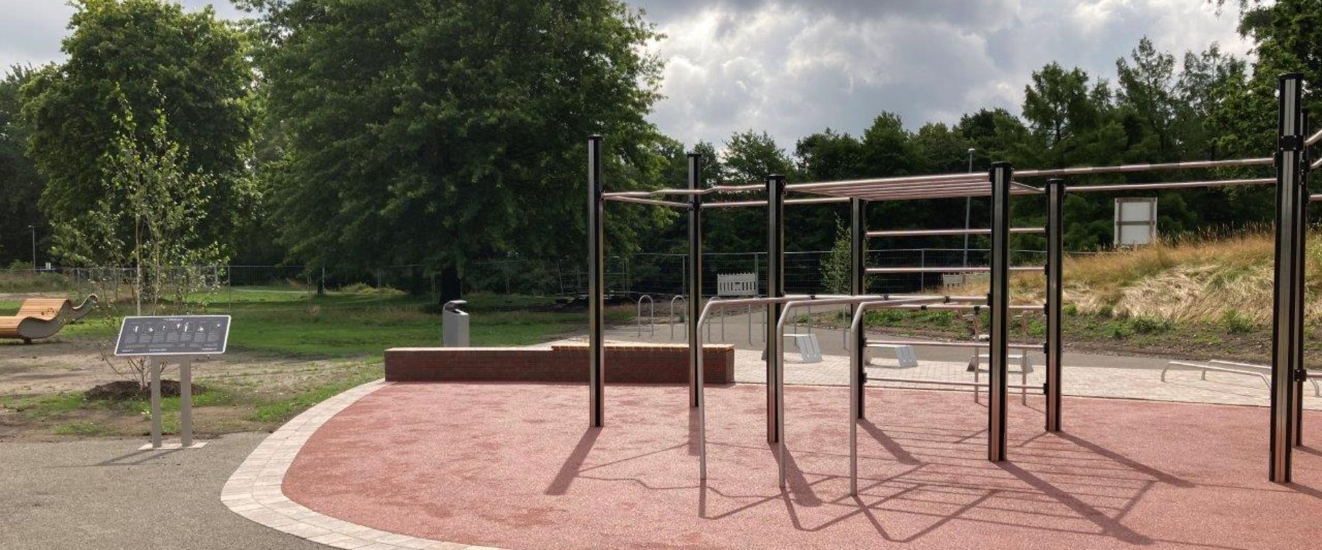 Die neue Calisthenicsanlage ist nahezu fertiggestellt und steht allen Sportlerinnen und Sportlern ab Eröffnung des Sportparks am 23. September zur Verfügung. Foto: Stadt Oldenburg