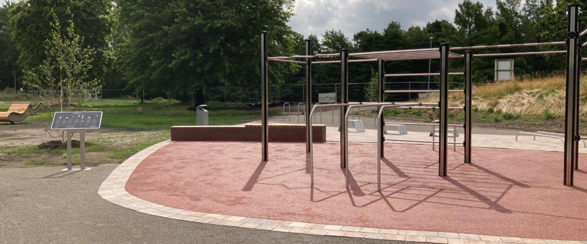 Die neue Calisthenicsanlage ist nahezu fertiggestellt und steht allen Sportlerinnen und Sportlern ab Eröffnung des Sportparks am 23. September zur Verfügung. Foto: Stadt Oldenburg