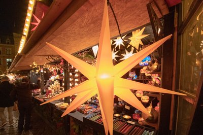 Leuchtstern vor einer Hütte auf dem Lamberti-Markt. Foto: Sascha Stüber