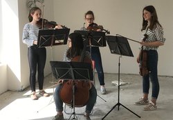 Ida, Luisa, Johanna und Talea spielen beim Videodreh zu „Geigen auf der Baustelle“ der künftigen Musikschule. Foto: Stadt Oldenburg