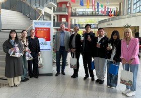 Schulleiter Pundt (rechts neben der Tafel) und die Lehrkräfte der BBS Wechloy empfangen die Schülergruppe der Partnerschule aus Qingdao. @BBS Wechloy Schulleiter Pundt (rechts neben der Tafel) und die Lehrkräfte der BBS Wechloy empfangen die Schülergruppe der Partnerschule aus Qingdao. @BBS Wechloy