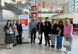 Schulleiter Pundt (rechts neben der Tafel) und die Lehrkräfte der BBS Wechloy empfangen die Schülergruppe der Partnerschule aus Qingdao. @BBS Wechloy