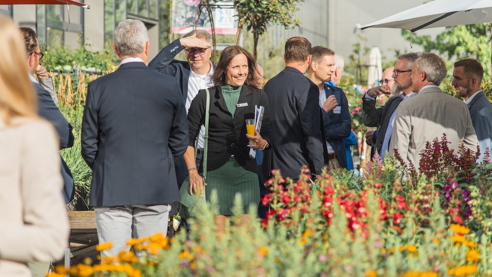 Eintreffen der Gäste bei Sonnenschein. Foto: Imke Folkerts
