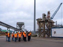 Beim Gang über das Gelände wurden auch die Silo-Anlagen für Futter- und Düngemittel in Augenschein genommen. Foto: Sascha Stüber