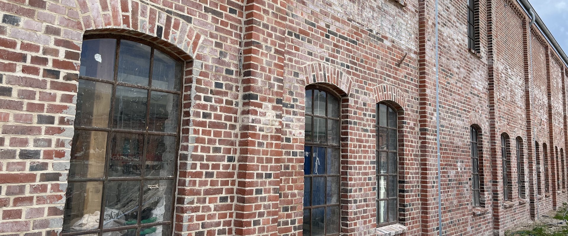 Die Fassade der Alten Maschinenhalle wurde saniert, ihre charmanten „Altersflecken“ wurden erhalten. Foto: Stadt Oldenburg