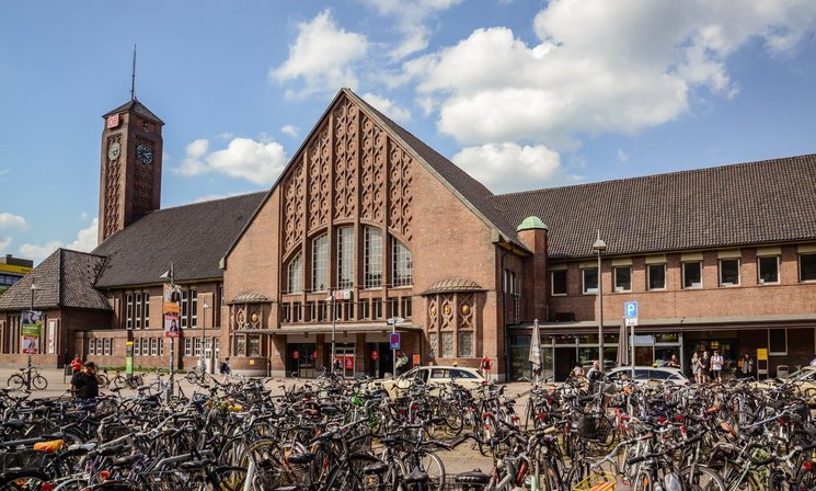 Bahnhofsgebäude in Oldenburg mit vielen Fahrrädern. Foto: Mittwollen und Gradetchliev
