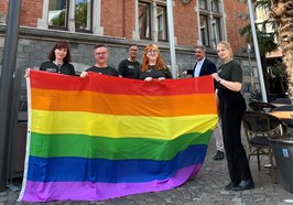 Gemeinsam hissten Mitglieder des CSD Nordwest e.V. mit Oberbürgermeister Jürgen Krogmann (zweiter von rechts) die Regenbogenflagge vor dem Rathaus (von links): Lara Frölje, Achim Beyer, Thomas Sieverding, Lea Röben und Vanessa Mäller. Foto: Stadt Oldenburg