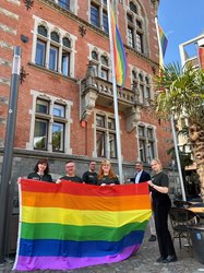 Gemeinsam hissten Mitglieder des CSD Nordwest e.V. mit Oberbürgermeister Jürgen Krogmann (zweiter von rechts) die Regenbogenflagge vor dem Rathaus (von links): Lara Frölje, Achim Beyer, Thomas Sieverding, Lea Röben und Vanessa Mäller. Foto: Stadt Oldenburg