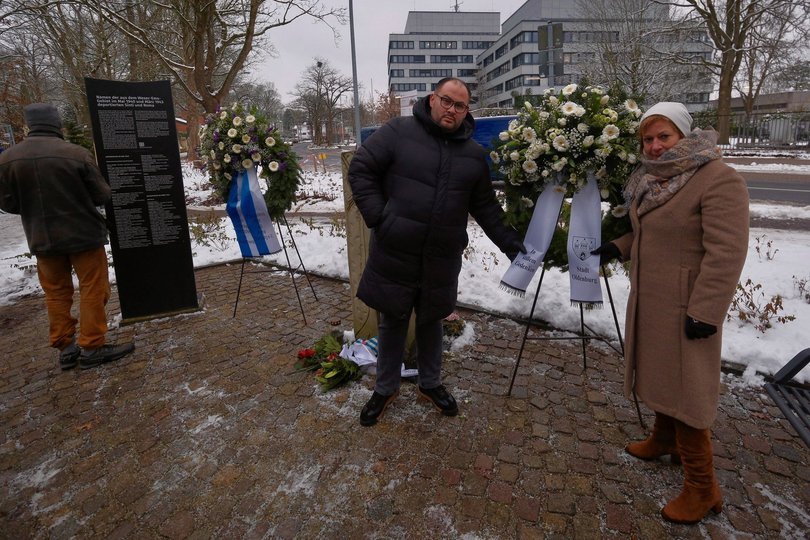 Gedenken an NS-Opfer: Bürgermeisterin Christine Wolff legte gemeinsam mit dem Vorsitzenden des Freundeskreises für Sinti und Roma, Patrick Schwarz, am Mahnmal für Sinti und Roma Kränze nieder. Foto: Sascha Stüber