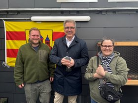 Leonard Burdekat (Celona), Oberbürgermeister Jürgen Krogmann und Geraldine Wetzel (Stadttaubenhilfe) eröffneten das Taubenhaus auf dem Dach des Gebäudes Markt 3/4, das nun für viele Stadttauben zum neuen Zuhause werden soll. Foto: Stadt Oldenburg