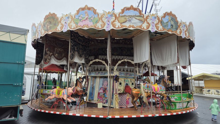 Der Aufbau eines Kinderkarussells auf dem Kramermarkt am 18. September 2025. Foto: Stadt Oldenburg