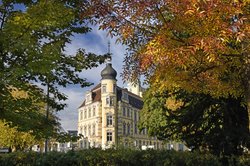 Das Oldenburger Schloss im Herbstschmuck. Foto: Hans-Jürgen Zietz