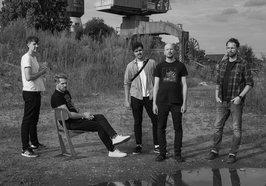 Die Band BRUECKEN vor einem Kran. Bild: BRUECKEN