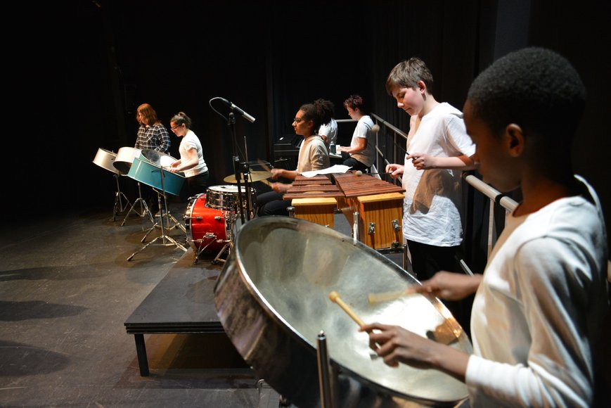 Steeldrum-Band auf der Bühne. Foto: Stadt Oldenburg