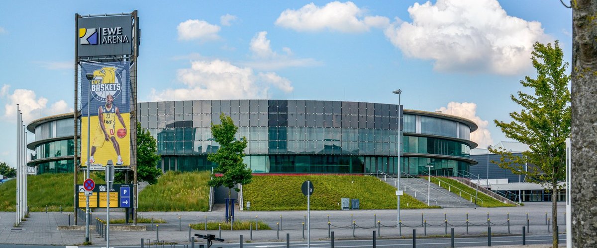 Vorplatz der Kleinen EWE-Arena. Foto: Mittwollen und Gradetchliev