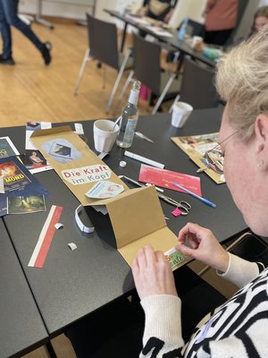 Konzentration und Kreativität. Teilnehmende beim Workshop „It’s a match! Wort und Bild“. "It‘s a match! Wort und Bild" von Paula Steiner. Foto: Stadt Oldenburg Konzentration und Kreativität. Teilnehmende beim Workshop „It’s a match! Wort und Bild“. "It‘s a match! Wort und Bild" von Paula Steiner. Foto: Stadt Oldenburg